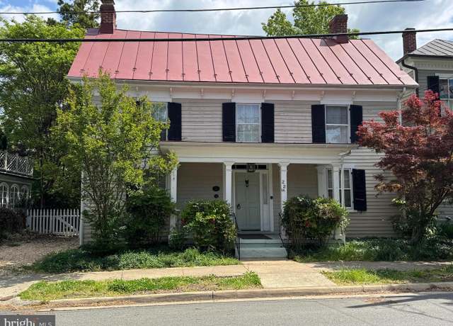 Property at 225 Princess Anne St, Fredericksburg, VA 22401, 4 beds, 2.5 baths
