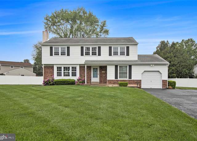Property at 1075 Oakwood Dr, Warminster, PA 18974, 4 beds, 2.5 baths