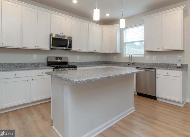Property at 100 Powder Ridge Ln, York, PA 17404, 4 beds, 2.5 baths