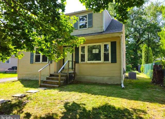 Property at 1575 Washington Ave, Willow Grove, PA 19090, 5 beds, 2 baths