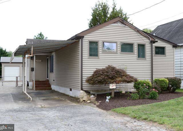 Property at 515 Clinton St, Delaware City, DE 19706, 2 beds, 1 bath