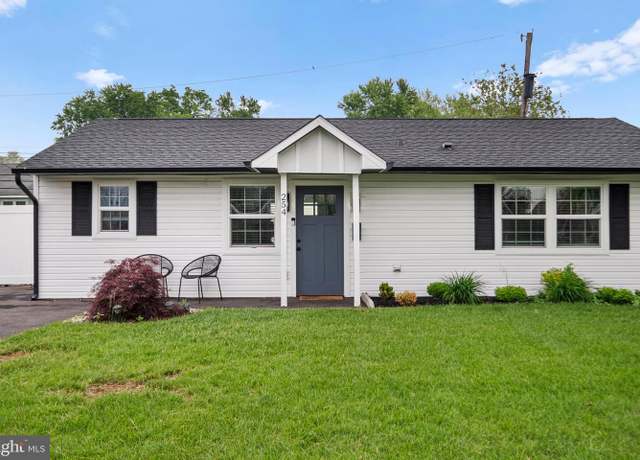 Property at 254 Goldenridge Dr, Levittown, PA 19057, 3 beds, 1 bath