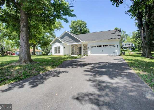 Property at 865 Alandale Dr, Chambersburg, PA 17202, 3 beds, 2 baths