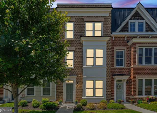 Property at 145 Center St S #4, Vienna, VA 22180, 4 beds, 3.5 baths