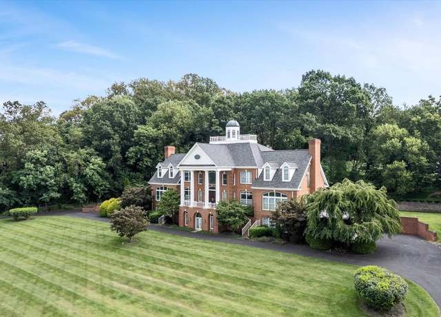 Property at 18037 Clendenning Cir, Round Hill, VA 20141, 5 beds, 5.5 baths
