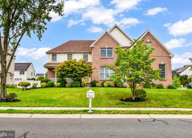 Property at 12 Fieldcrest Dr, Columbus, NJ 08022, 4 beds, 3.5 baths
