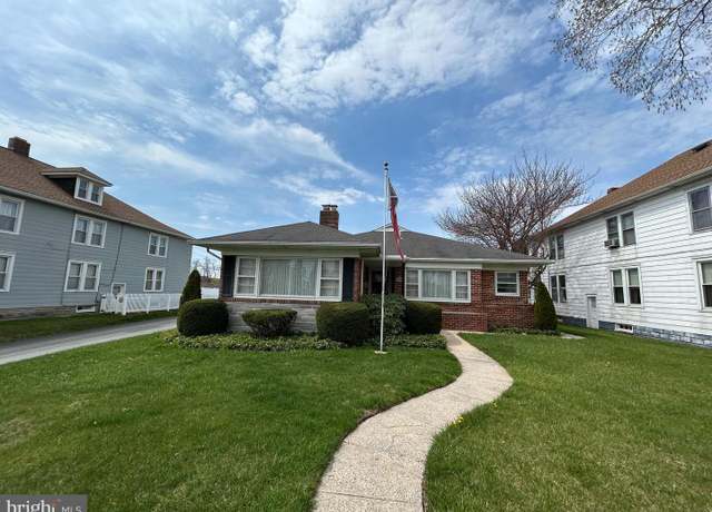 Property at 634 S Main St, Red Lion, PA 17356, 3 beds, 1.5 baths