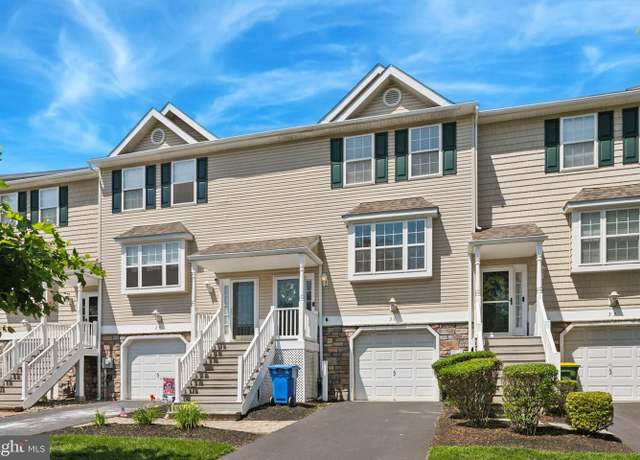 Property at 31 Hoag Ln, Aston, PA 19014, 3 beds, 2.5 baths