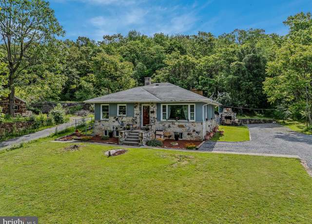 Property at 9 S Laurel Ave, Berkeley Springs, WV 25411, 3 beds, 2 baths