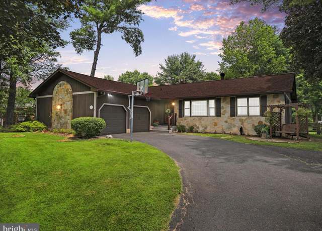 Property at 8117 Glendale Dr, Frederick, MD 21702, 3 beds, 3 baths