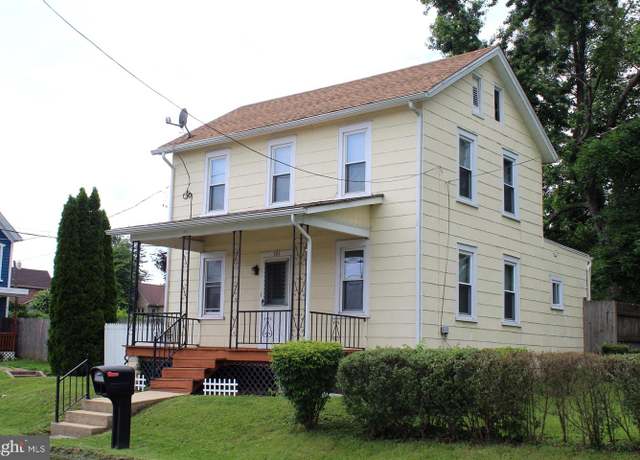 Property at 301 E 3rd St, Avondale, PA 19311, 3 beds, 1 bath