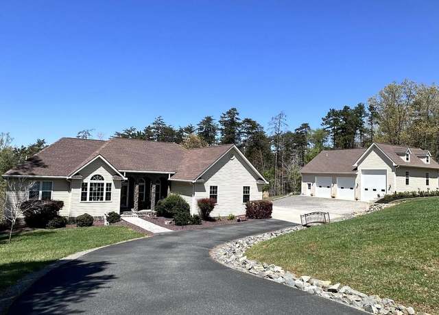 Property at 320 Island Point Dr, Gretna, VA 24557, 3 beds, 2.5 baths