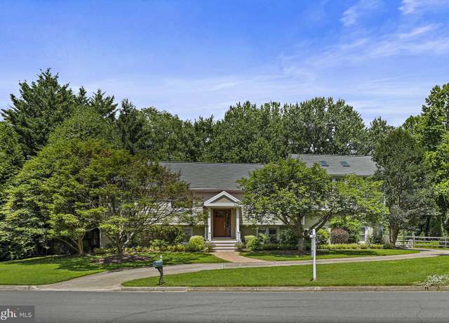 Property at 1681 Abbey Oak Dr, Vienna, VA 22182, 5 beds, 3.5 baths