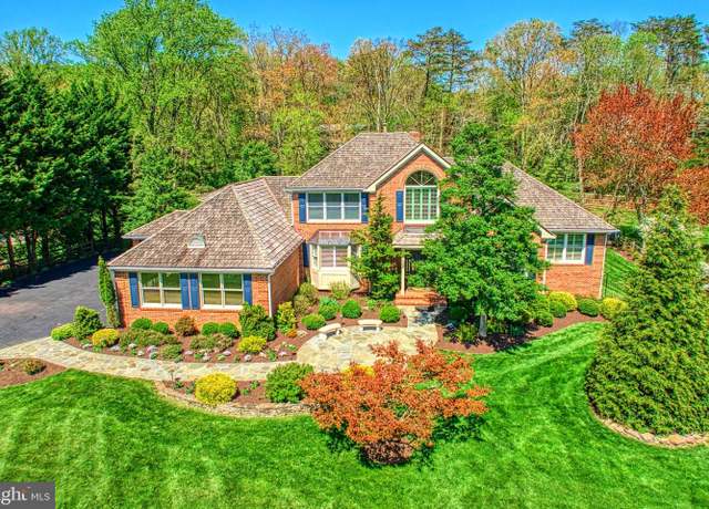 Property at 10720 Hunters Pl, Vienna, VA 22181, 4 beds, 4.5 baths