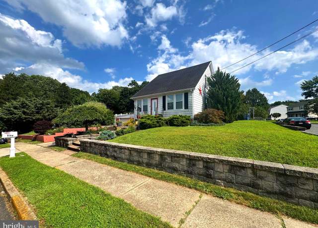 Property at 152 E 7th St, Burlington, NJ 08016, 4 beds, 2 baths