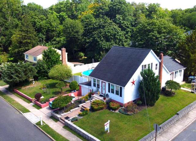 Property at 152 E 7th St, Burlington, NJ 08016, 4 beds, 2 baths