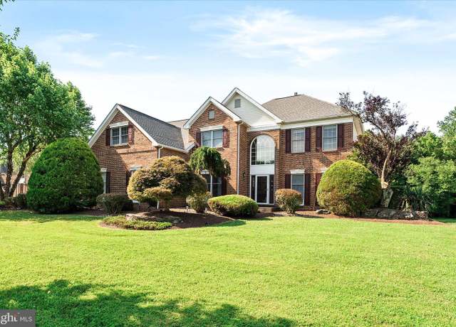 Property at 28 Pickering Dr, Robbinsville, NJ 08691, 5 beds, 4 baths