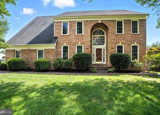 Property at 4914 Edge Rock Dr, Chantilly, VA 20151, 4 beds, 3.5 baths