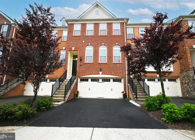 Property at 207 Croft Sq, Purcellville, VA 20132, 3 beds, 3 baths