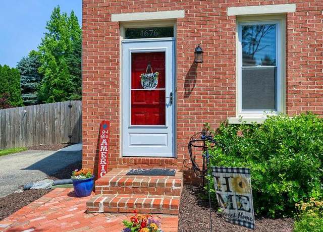 Property at 1676 Chadwick Cir, Lancaster, PA 17603, 3 beds, 1.5 baths