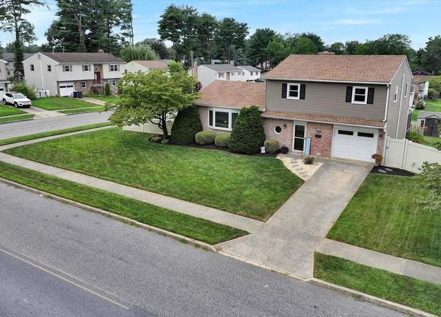 Property at 5229 Royal Dr, Mechanicsburg, PA 17055, 3 beds, 2.5 baths