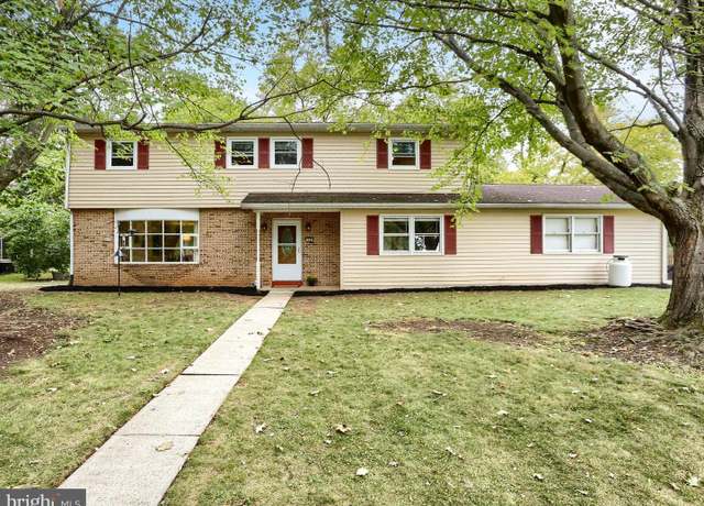 Property at 1040 S West St, Carlisle, PA 17013, 4 beds, 2.5 baths