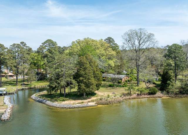 Property at 5556 Roanes Wharf Rd, Gloucester, VA 23061, 4 beds, 3 baths