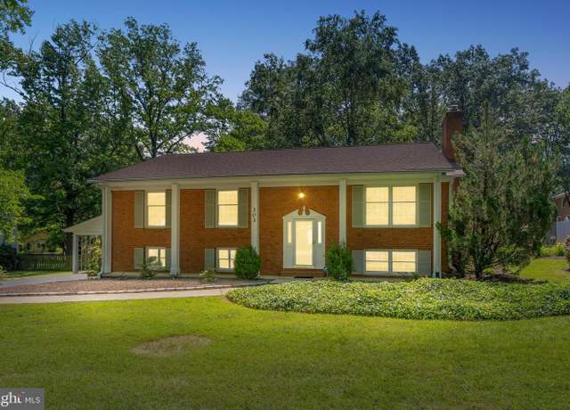 Property at 303 Camden Dr, Fredericksburg, VA 22405, 5 beds, 3 baths