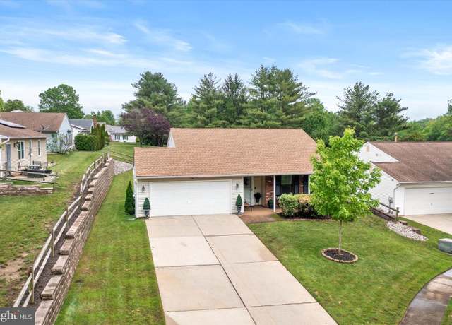 Property at 104 Lake View Ct, Columbus, NJ 08022, 2 beds, 2 baths