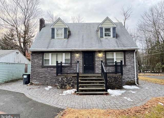 Property at 4115 Sylvan Ln, Pocono Summit, PA 18346, 4 beds, 1.5 baths