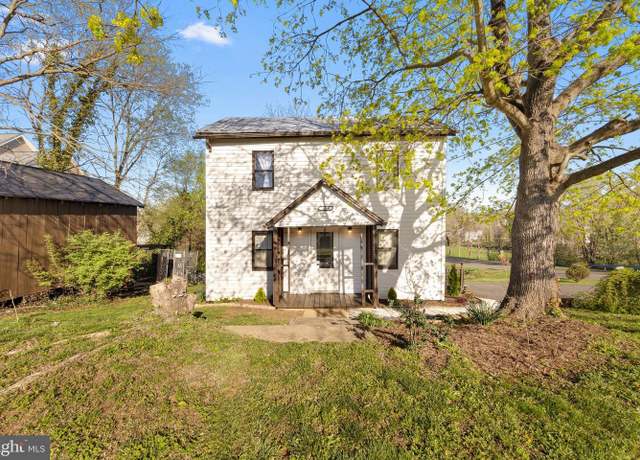 Property at 304 S Water St, Woodstock, VA 22664, 3 beds, 1.5 baths