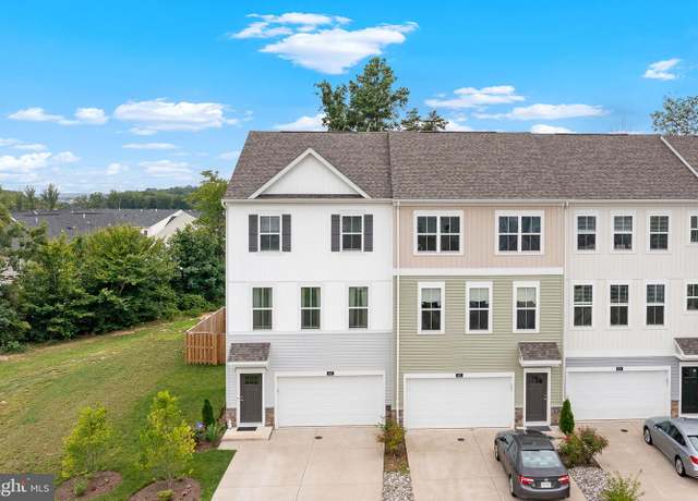 Property at 401 Snowberry Ln, Fredericksburg, VA 22405, 4 beds, 3.5 baths
