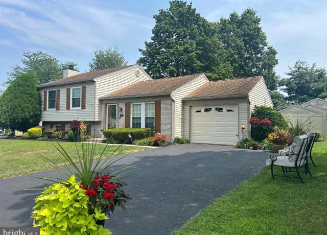 Property at 1605 Pebble Brook Ln, Harrisburg, PA 17110, 3 beds, 2 baths