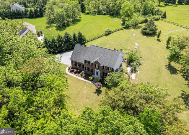 Property at 627 Chimney Cir, Middletown, VA 22645, 4 beds, 2.5 baths