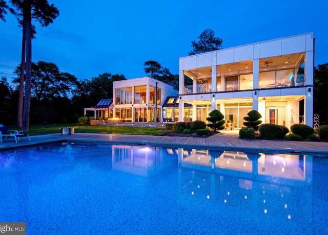 Property at 1744 Tyndall Point Rd, Gloucester Point, VA 23062, 4 beds, 5.5 baths