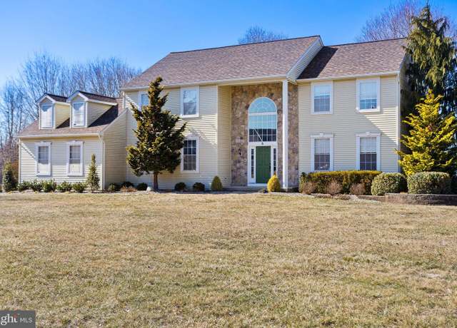 Property at 8 Hunters Glenn Dr, Columbus, NJ 08022, 4 beds, 2.5 baths