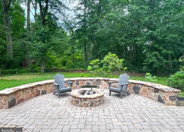 Property at 832 Meadowview Rd, Kennett Square, PA 19348, 4 beds, 2.5 baths
