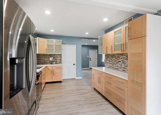 Property at 15 Oxford Ave, Gloucester City, NJ 08030, 3 beds, 3.5 baths