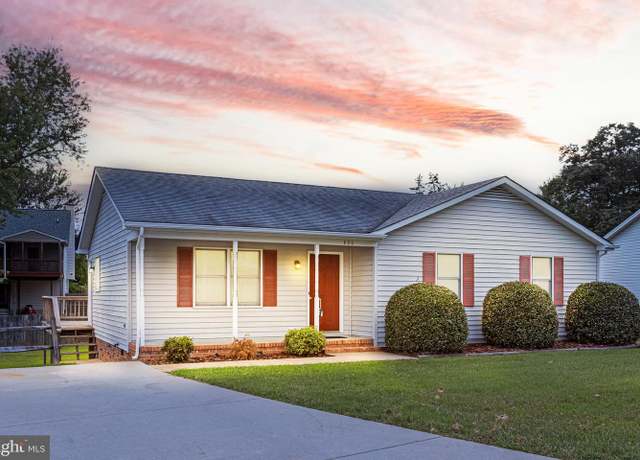 Property at 806 Shamrock Dr, Fredericksburg, VA 22407, 3 beds, 2 baths