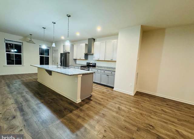 Property at 423 Snowberry Ln, Fredericksburg, VA 22405, 4 beds, 3.5 baths