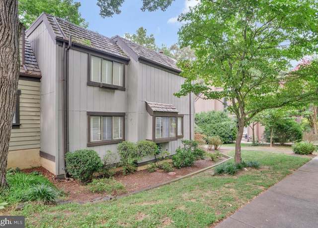 Property at 1526 Park Glen Ct, Reston, VA 20190, 4 beds, 3.5 baths