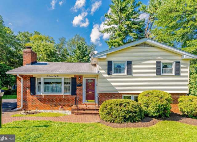 Property at 242 Hillside Cir SW, Vienna, VA 22180, 3 beds, 3.5 baths