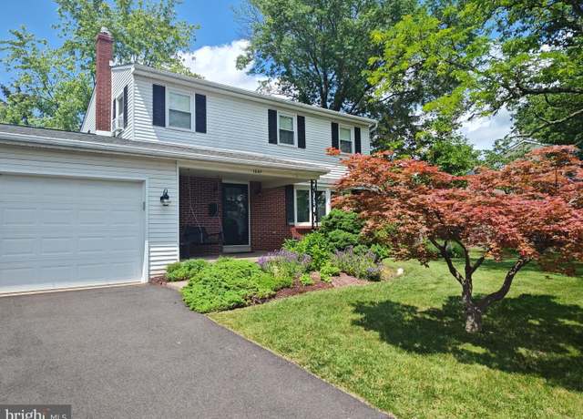 Property at 1047 Brookfield Cir, Quakertown, PA 18951, 4 beds, 2.5 baths