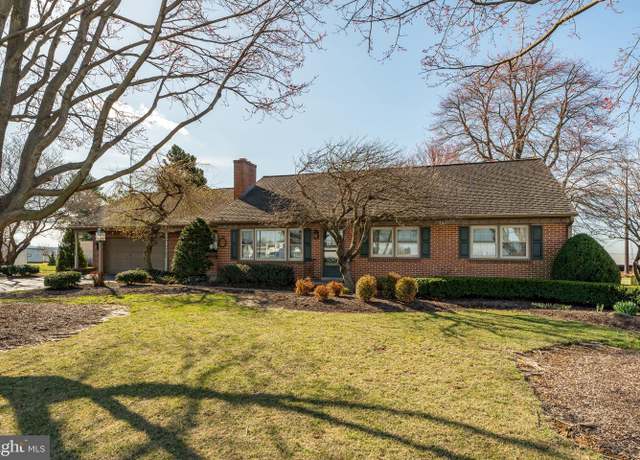 Property at 904 W Main St, New Holland, PA 17557, 4 beds, 1.5 baths