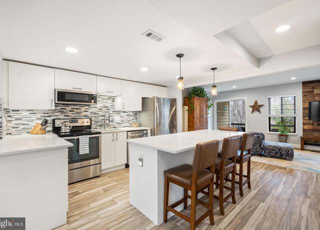 Property at 11512 Hearthstone Ct, Reston, VA 20191, 4 beds, 3.5 baths