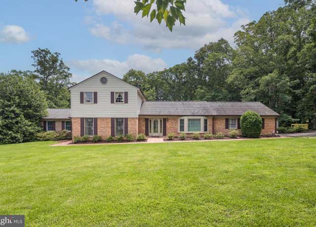 Property at 3809 Russell Rd, Woodbridge, VA 22192, 5 beds, 3.5 baths
