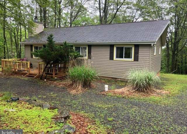 Property at 12 Chickadee Ln, Albrightsville, PA 18210, 3 beds, 1 bath