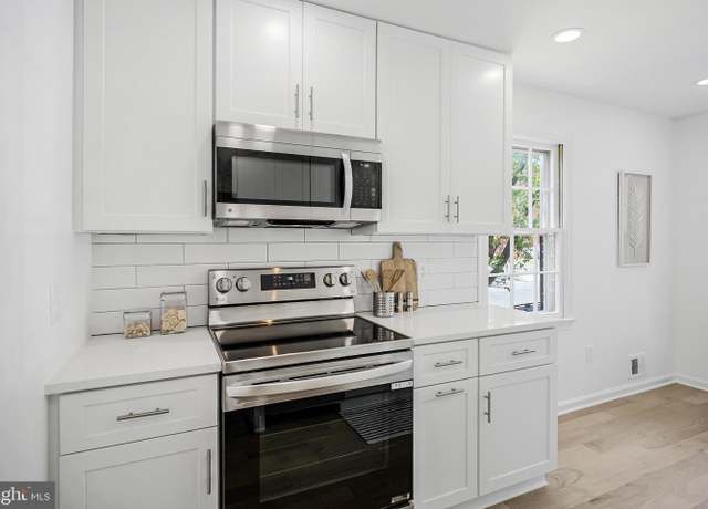 Property at 2111 N Lincoln St, Arlington, VA 22207, 3 beds, 3.5 baths