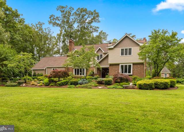 Property at 7950 Woodland Hills Ln, Fairfax Station, VA 22039, 5 beds, 4 baths