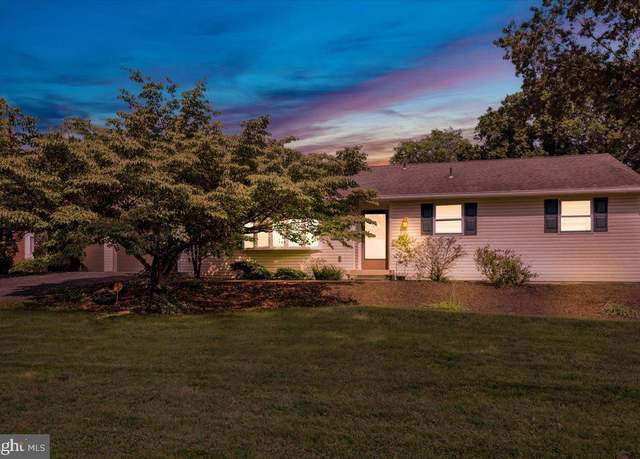 Property at 77 Garden City Dr, Lancaster, PA 17602, 3 beds, 2 baths